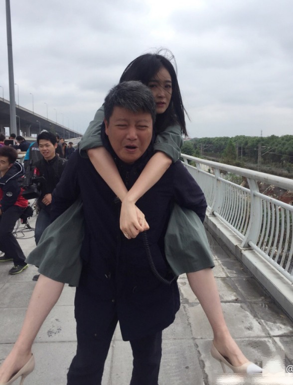 蒋欣到底有多重?看背着她的导演你就知道了!