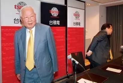 靠山寨手机起家,遭华为小米嫌弃股价腰斩,对抗