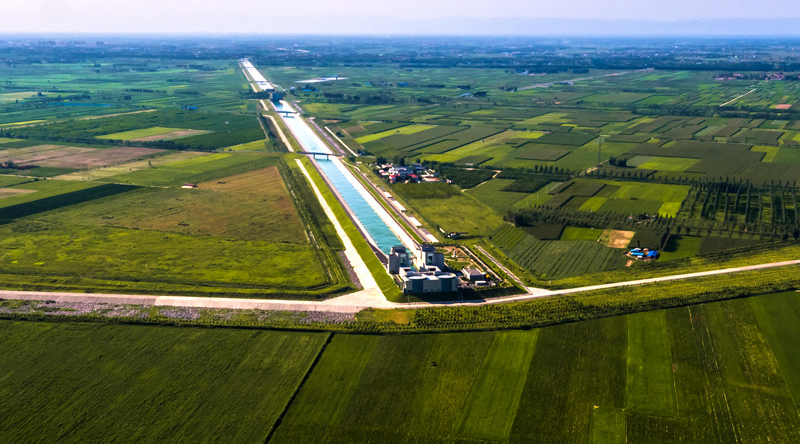30日,“水到渠成共发展”网络主题调研采访活动走进河南郑州,实地探访了中华民族两条母亲河的交汇处、南水北调中线工程的咽喉——“穿黄工程”。