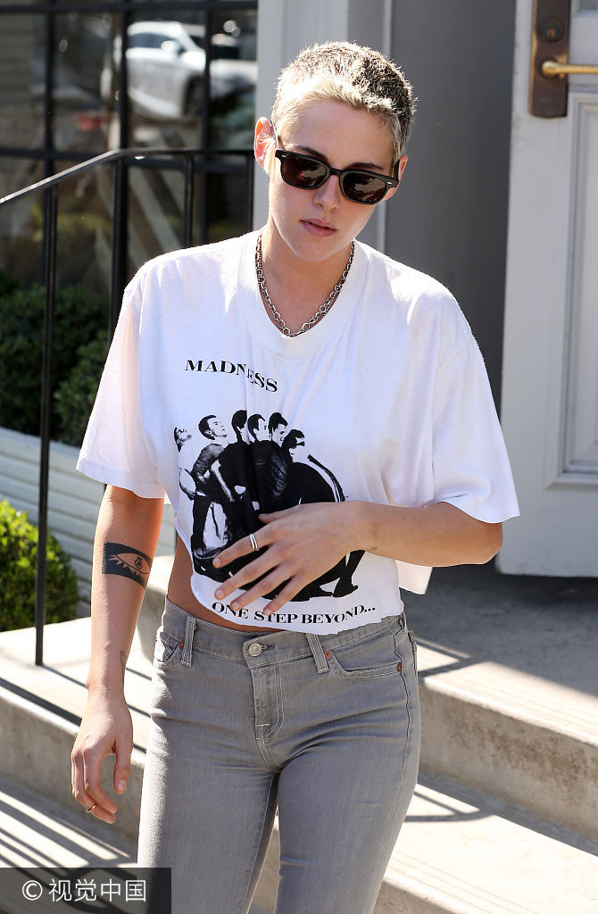 "暮光女"与模特女友午餐后离开 板刷头表情不羁