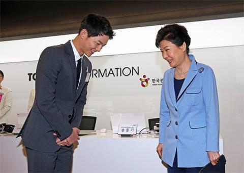 韩媒曝朴槿惠是宋仲基迷妹 曾砸千万为他做宣传 韩媒曝朴槿惠是宋仲基迷妹 曾砸千万为他做宣传