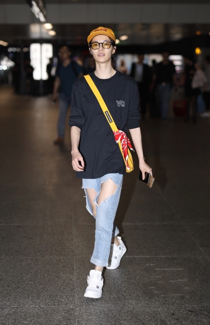 钟楚曦现身机场,破洞牛仔裤穿出一米三小短腿