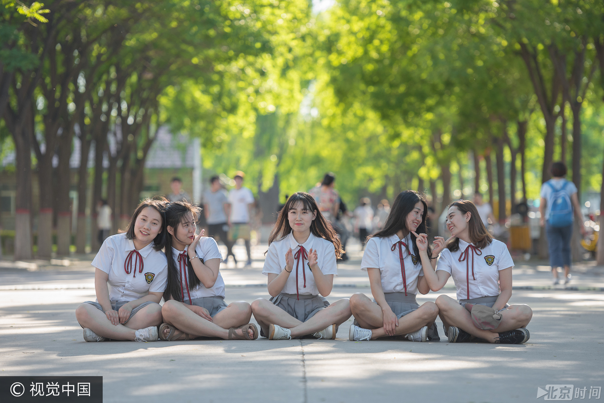 2017年5月23日，太原市，一高校同宿舍5位青春靓丽的毕业生姐妹花身穿清纯校服，在校园里各个值得留恋的角落里拍摄创意毕业照，以此纪念大学四年友谊和逝去的青春。