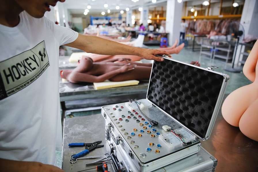 回答问题时，这些充气娃娃会从中国某搜索引擎公司支持的数据库中提取词汇。