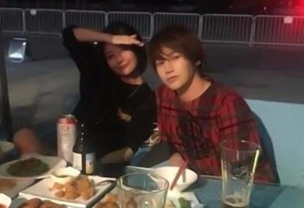 黄晓明手捞大闸蟹图走红网络 吃货陈奕天会吃