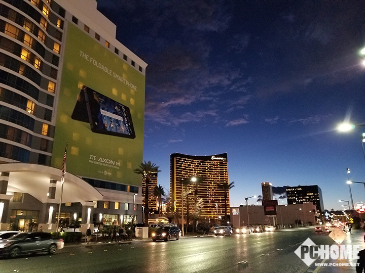 华为美国受阻 中兴双屏手机CES受热捧