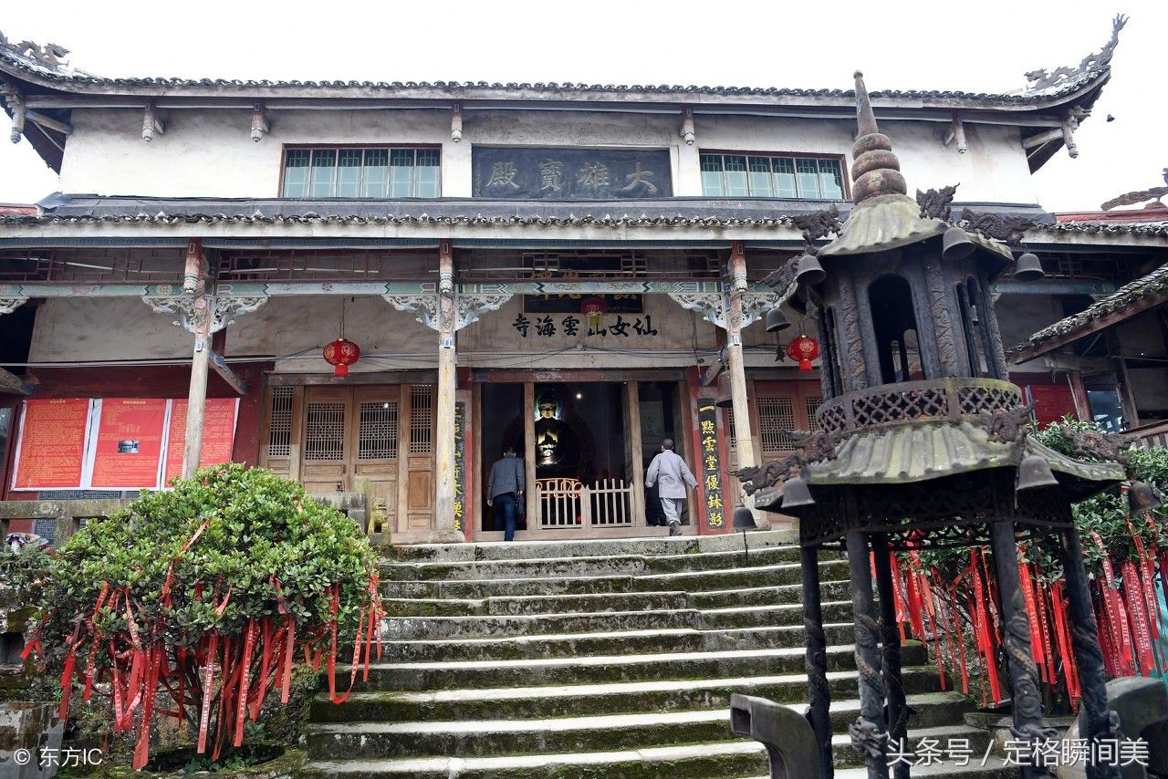 这座寺庙位于四川达州,名字叫云海寺,近几年和其它一些人声鼎沸的著名