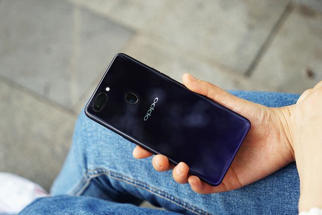 每个女孩都值得拥有一台,OPPO R15搭载人像