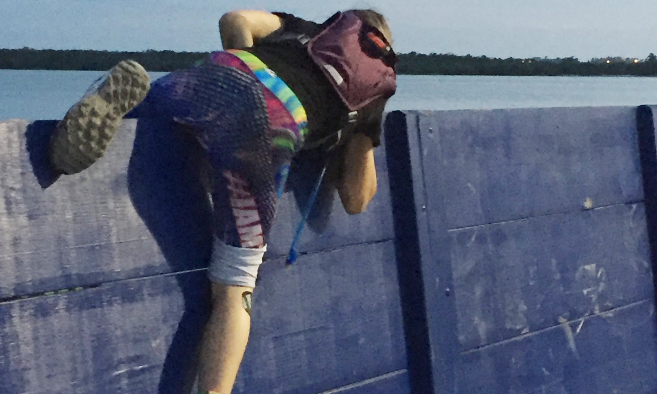 但当人们了解到她是参赛者时，虽然口头上说“重在参与”之类鼓励的话，满脸露出来的却是鄙夷和不屑。