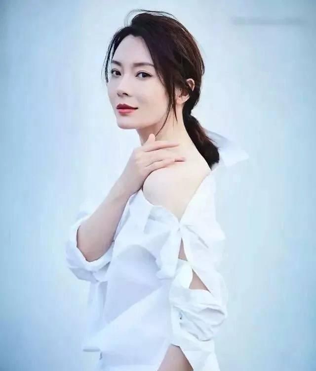 女星穿白衬衫:热巴baby清纯,柳岩性感,乔女神大