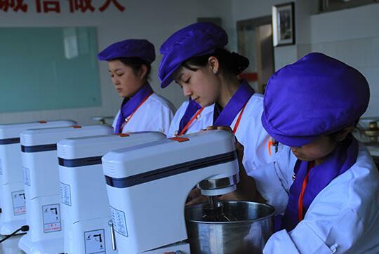 成都新东方:学做糕点要多少学费 新东方学做糕