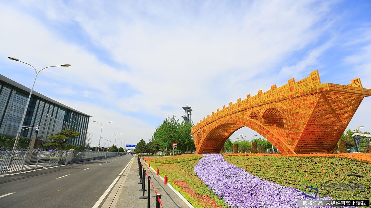 4月27日，在北京奥林匹克公园内拍摄的“丝路金桥”景观（图片来源：tuku.qianlong.com）。千龙网记者 陈健男摄
