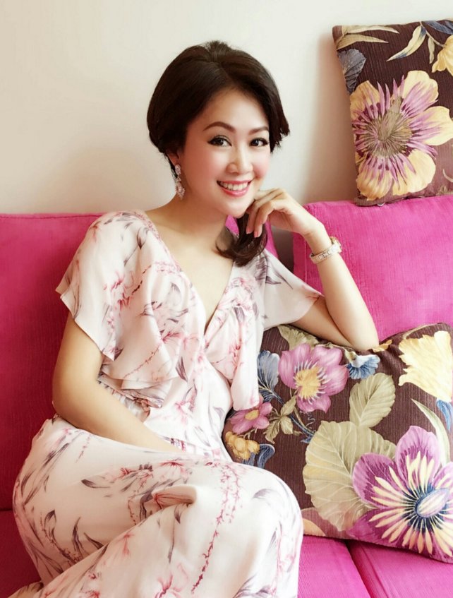 近日,梁小冰在微博晒出自己的家居美照,照片中的她就像20出头的少女