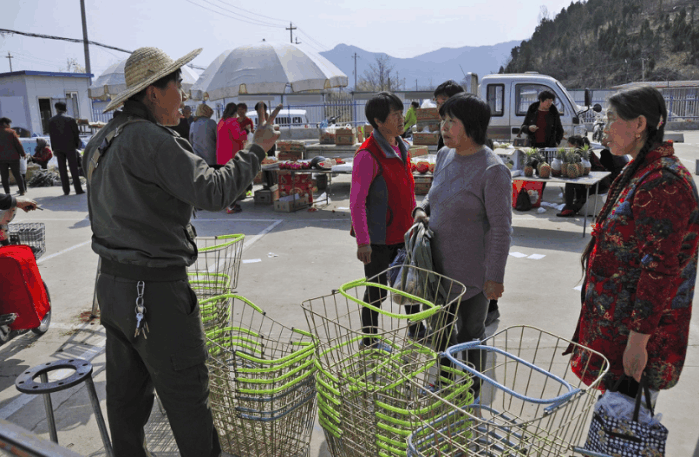 这边,小伙的铁篓子受到果农欢迎,而他的摊位对面,卖传统的条编篓子的