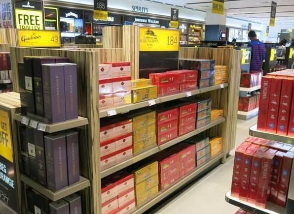中国游客日本免税店购买茅台和中华,价格比国