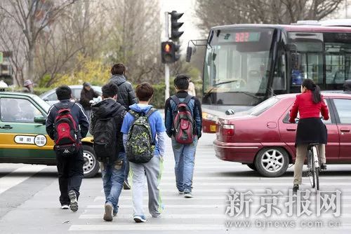 闯红灯就被喷水雾 这款神器能治好中国式过马路吗？