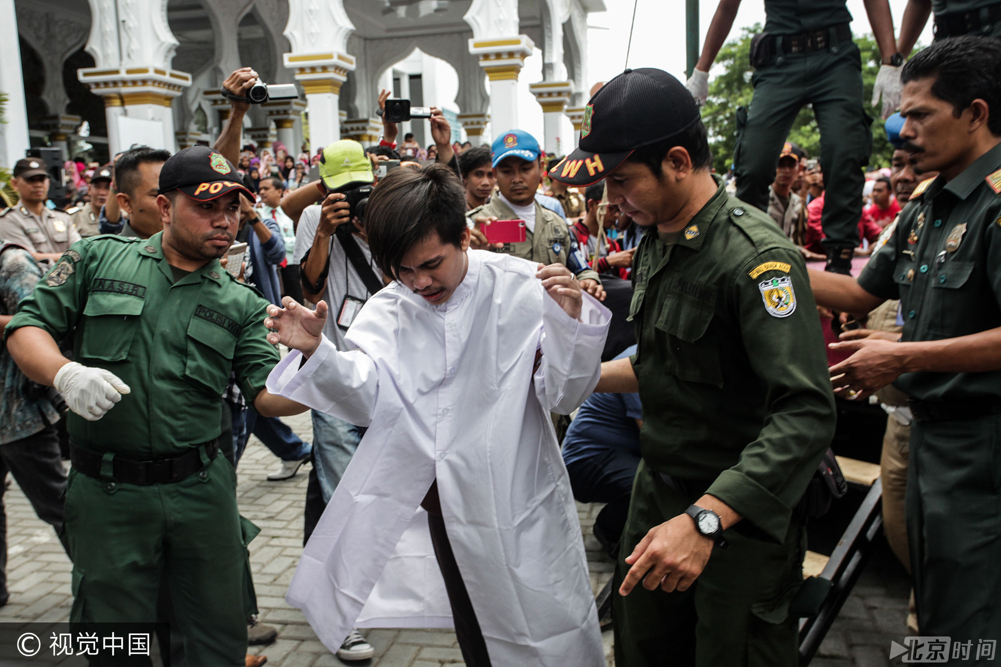 亚齐省是印尼唯一正式采用伊斯兰教法的省份，同性恋在印尼的大部分地区是合法的。图为现场。