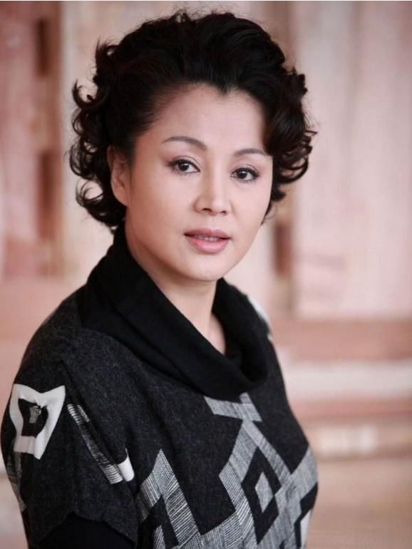 53岁的她曾因丈夫家暴带孩子净身出户,后一剧