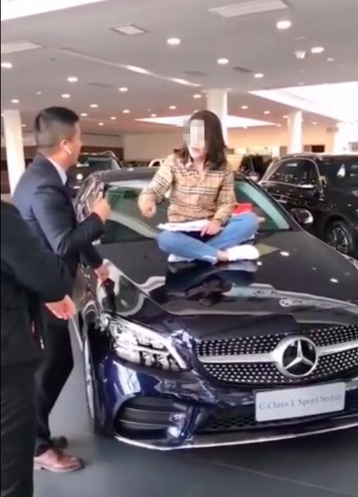 兰州再现女车主坐引擎盖维权 涉事4S店也是利