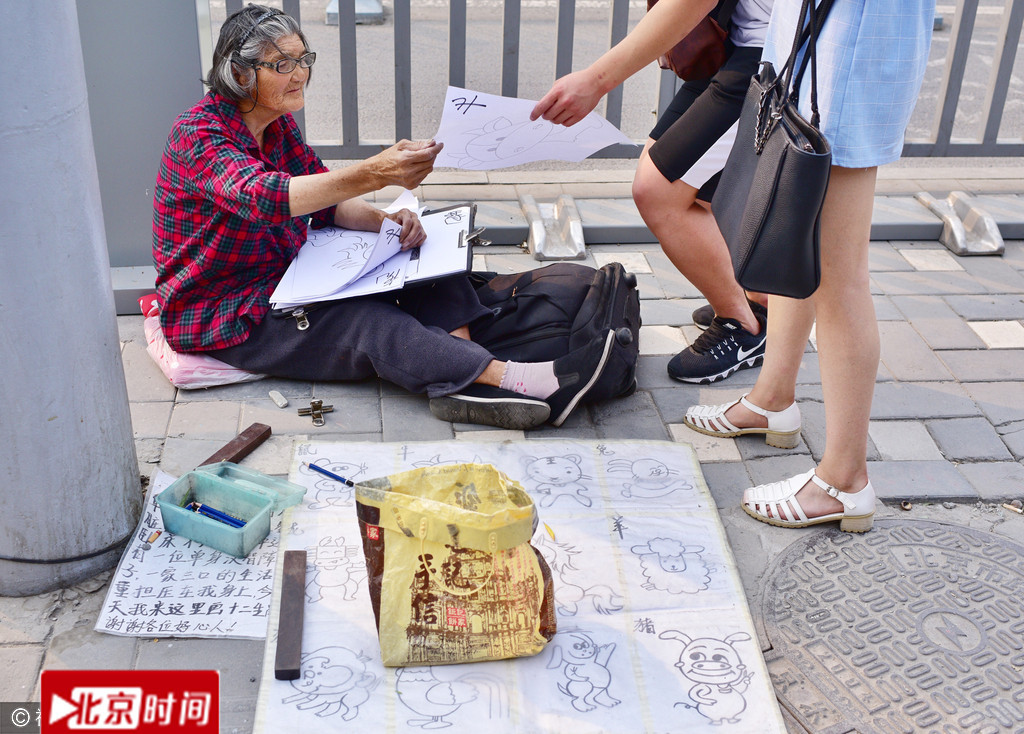 八旬老太路边摆摊卖画养家 网友专程买画献爱心