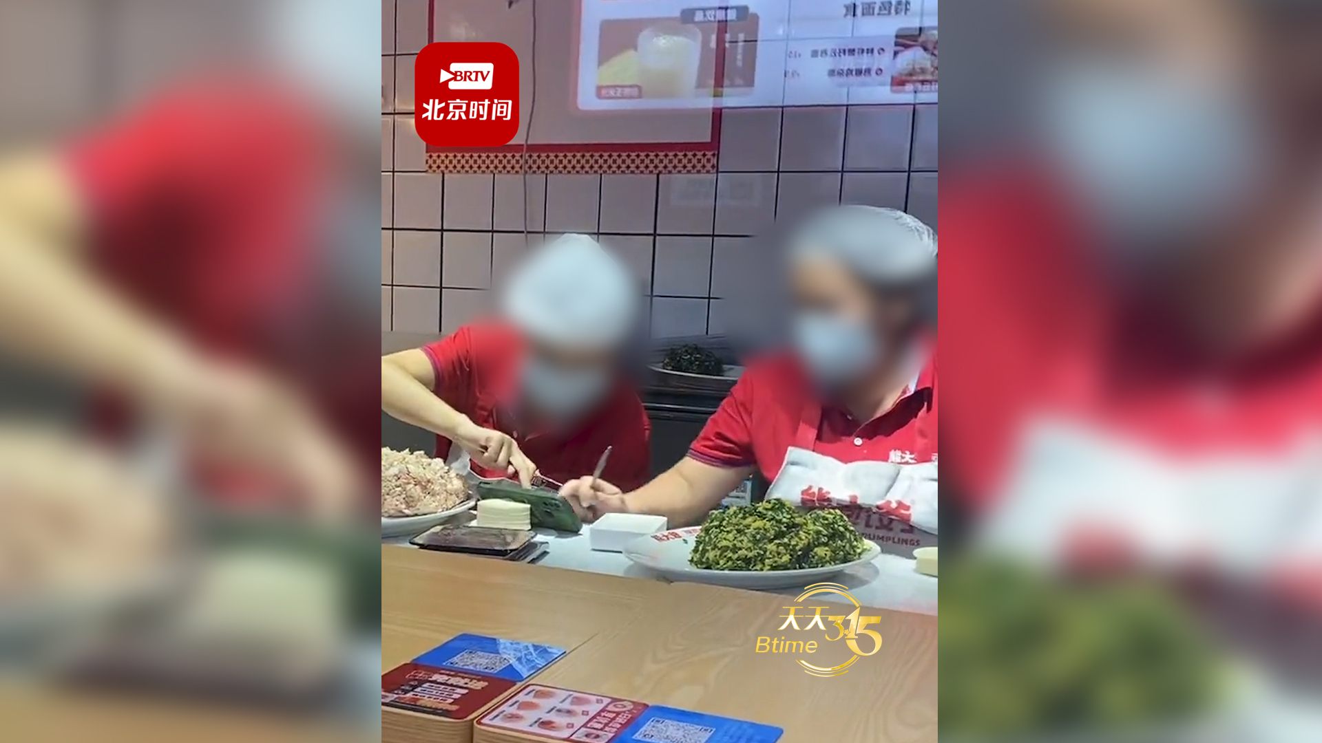 饺子店员工把饺子皮当手机支架边看边包