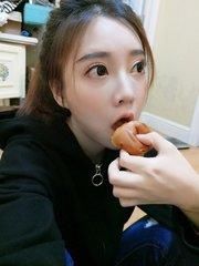 知名网红被受吞物门困扰,冯提莫:吃个鸡也能