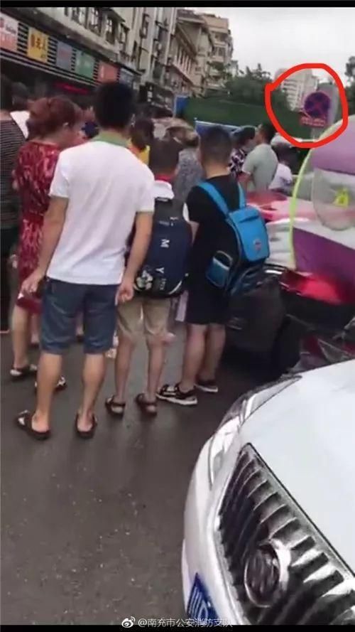 违法占用消防通道,消防车怒怼乱停私家车,网