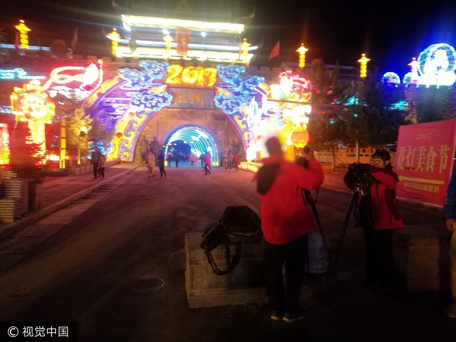 四川九寨沟发生地震 直击当地居民上街避险 四川九寨沟发生地震 直击当地居民上街避险