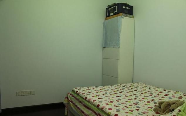 老婆说没钱就这样装修,刷白墙就直接入住,浴室