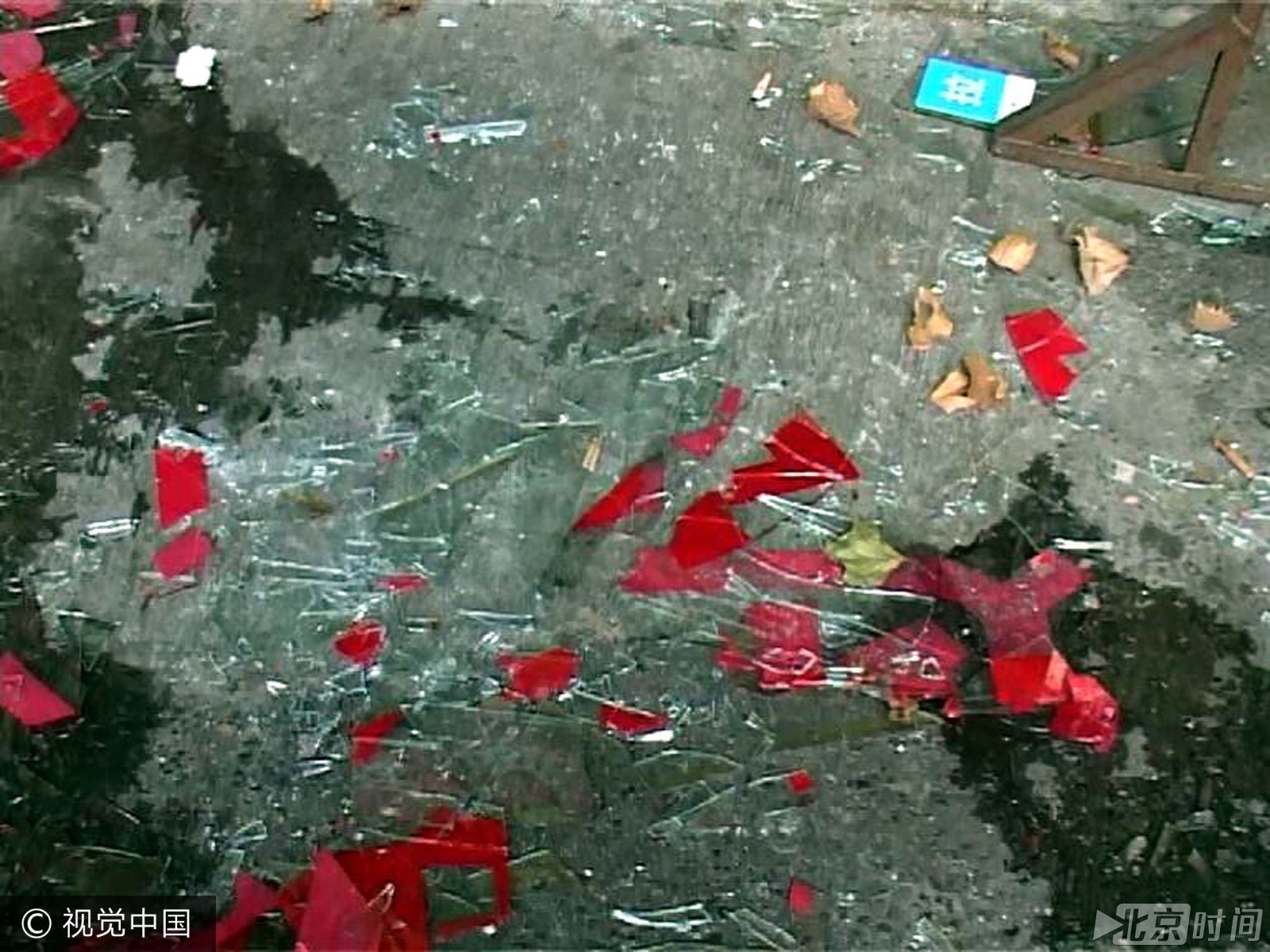 南京一饭店煤气爆燃 两扇玻璃门被炸飞