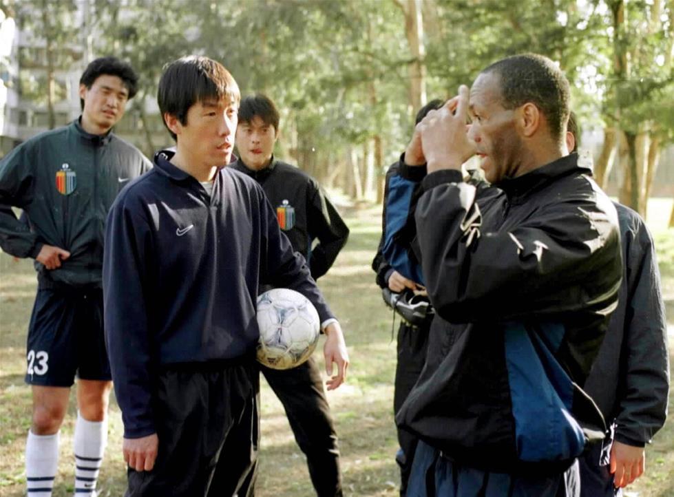 北京时间10月11日，国足在世预赛12强赛第4轮比赛中0-2不敌乌兹别克斯坦，4轮比赛仅积1分。赛后，国足主帅高洪波提出辞职，并表示自己身体不适，直接离开了发布会现场。图为2001年2月20日，时任上海中远汇丽队教练员的高洪波（前左）与外援马克交流。