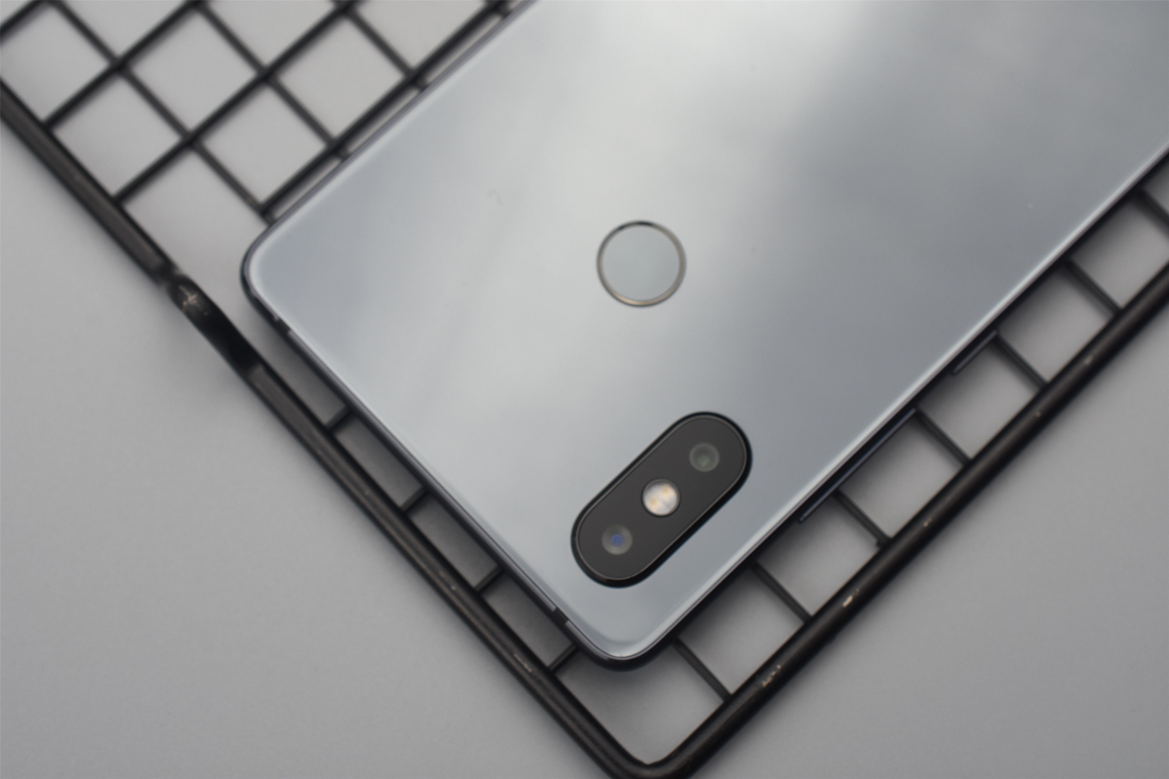 小米8SE:5.88寸全面屏骁龙710 仅1799元仍需