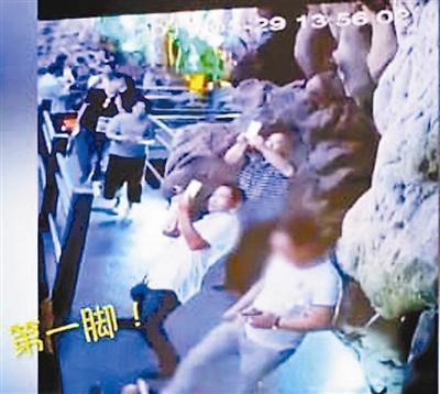 男子游览溶洞景区 三脚踢断上亿年钟乳石 男子游览溶洞景区 三脚踢断上亿年钟乳石