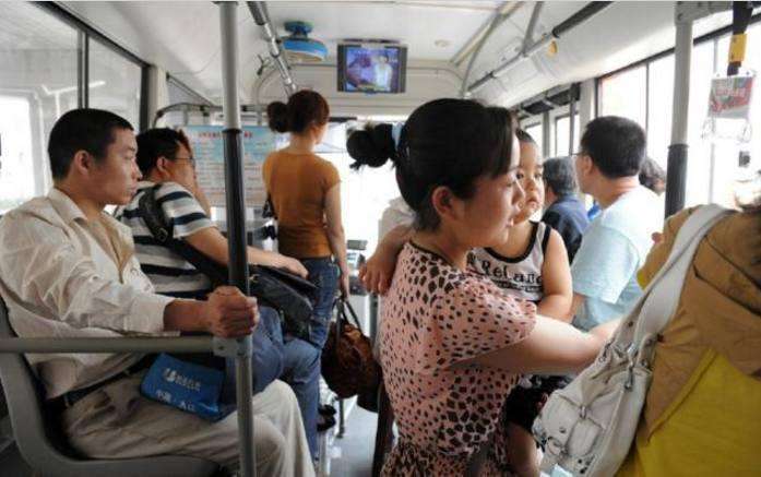 妈妈带2岁宝宝坐公交,宝宝一直哭闹,车上却无