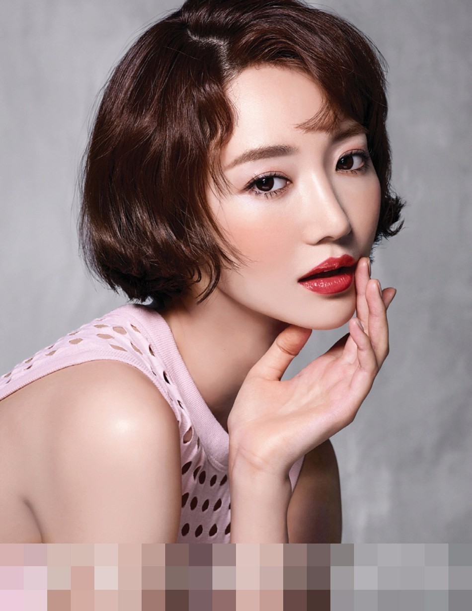 韩国演员高俊熙日前携手某化妆品品牌拍摄彩妆写真,以不同的唇妆岩镲