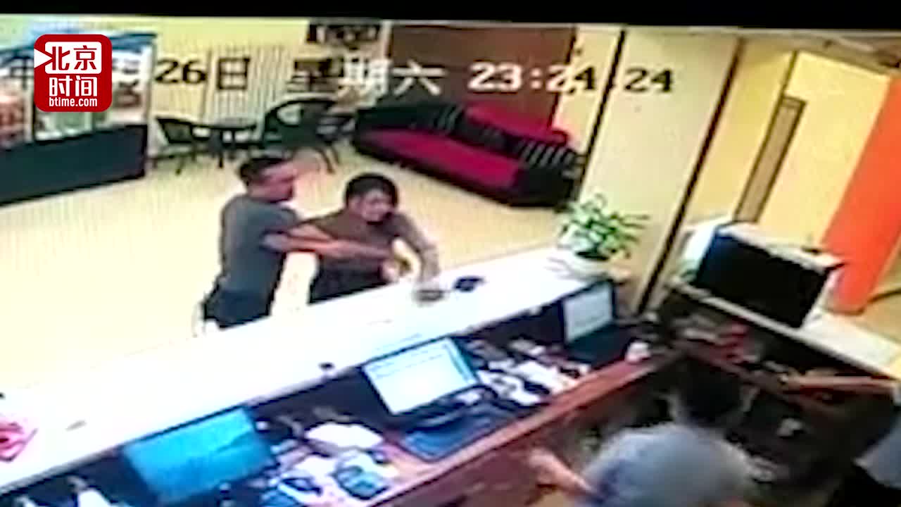 携女子开房被拒 男子用电脑显示器砸服务员