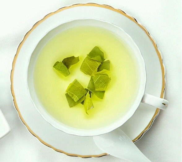 2,将荷叶与其他两种材料一起放入锅中,加入适量清水一起煎煮约5分钟