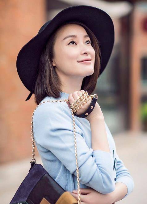 清丽似待放鲜花,but:如果不是道德的视角,我相信多数男人都会选择凌玲