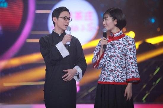 娱乐红黑榜 成龙同性恋私生女流落街头,首次公