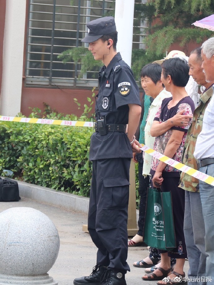 帅气特警小哥爆红 高考考生秒变迷妹 帅气特警小哥爆红 高考考生秒变迷妹