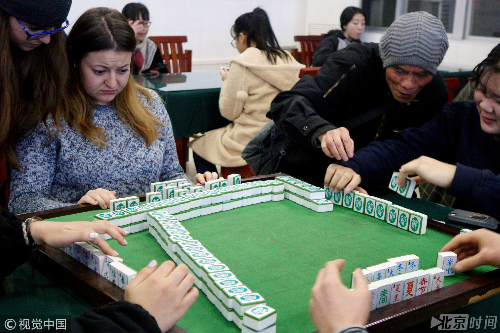 中国麻将还能这样玩！外国留学生冬至日打“节气麻将”