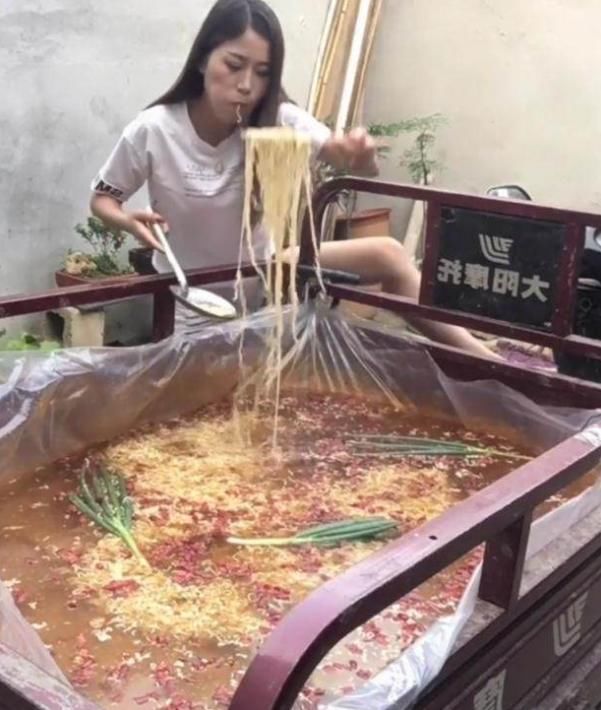 妹子:我们分手吧,我养不起你