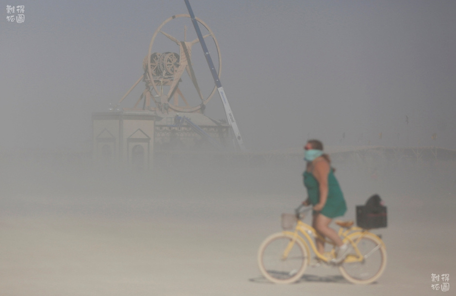 风沙来袭，人们用头巾、面罩护住口鼻。