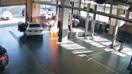 奥迪工作人员给车加油时候接电话,结果发生燃爆 奥迪工作人员给车加油时候接电话,结果发生燃爆