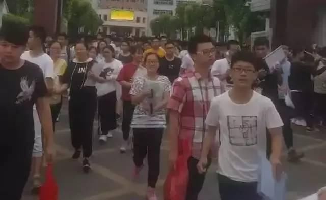 高考完第一个出考场真的很喜悦,网友:不是青铜