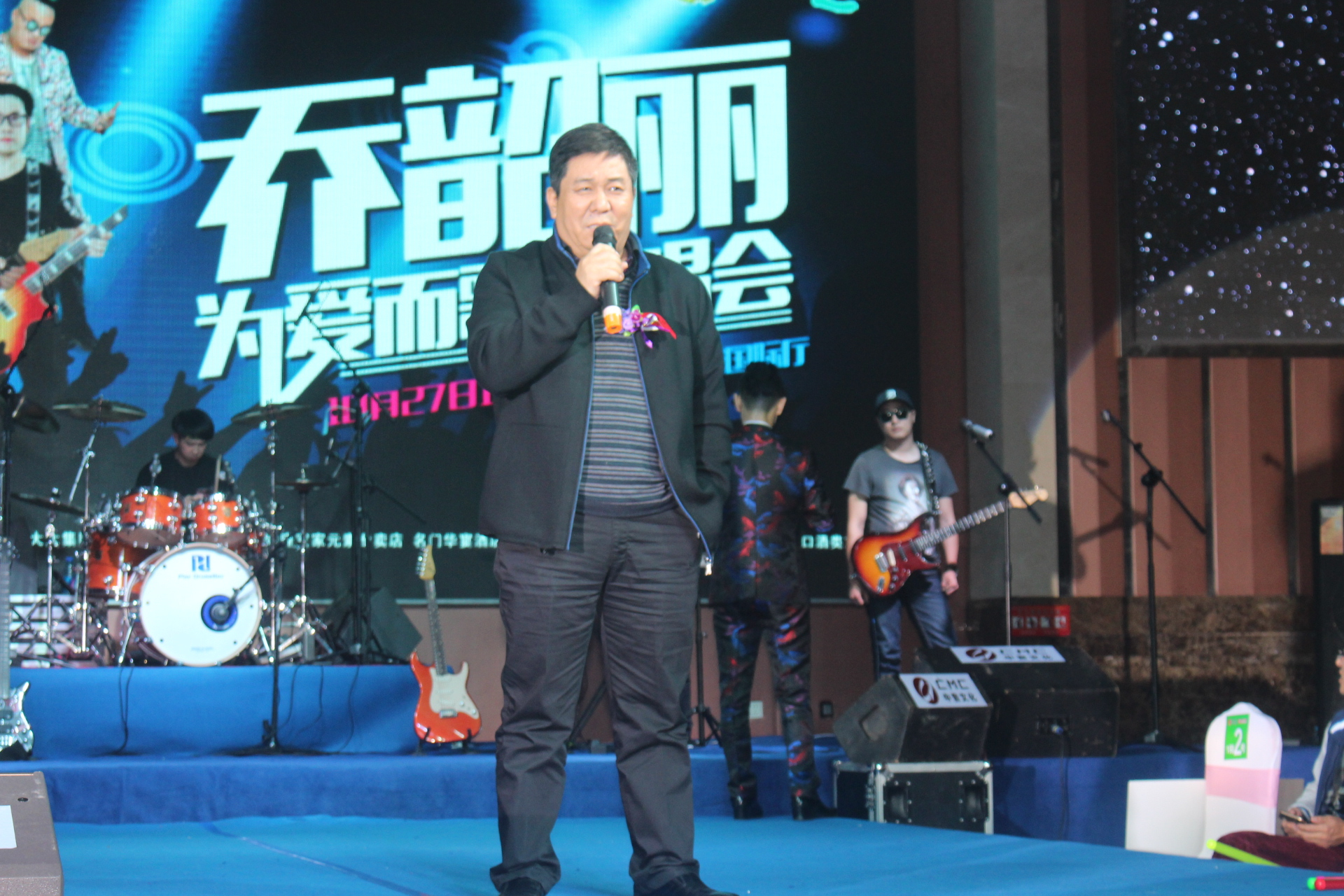 中国乐坛领导参加乔韶丽勇敢向前方--为爱而