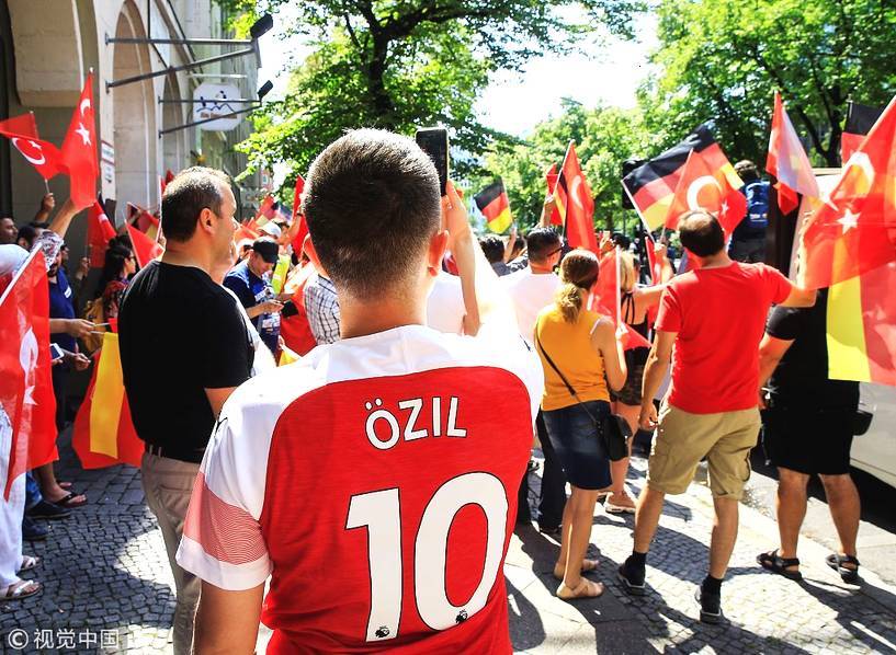 德国球迷齐聚柏林 挥舞国旗声援厄齐尔