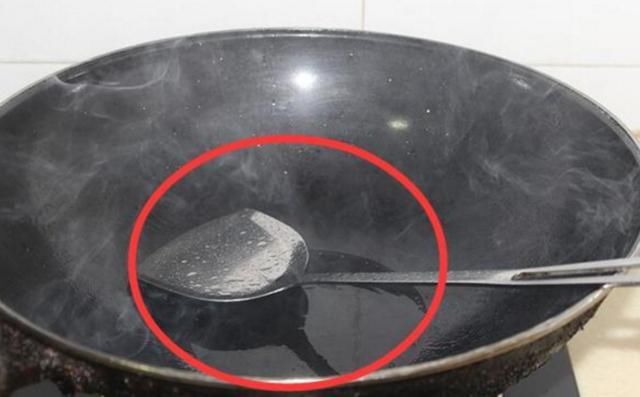 真正的炒菜不粘锅?大饭店厨师一般都用这些方