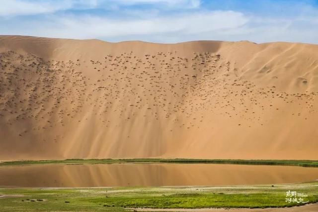 巴丹吉林沙漠里竟然有这么多色彩斑斓的海子