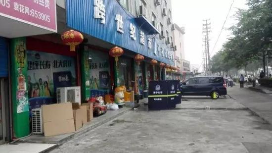 超市夫妇遭杀被藏尸床底 嫌疑人杀人后还收银 超市夫妇遭杀被藏尸床底 嫌疑人杀人后还收银